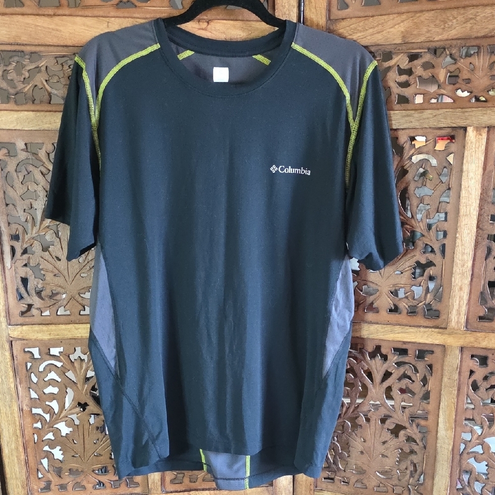🌟 Columbia Men's Black and Gray Tee with Green Accents